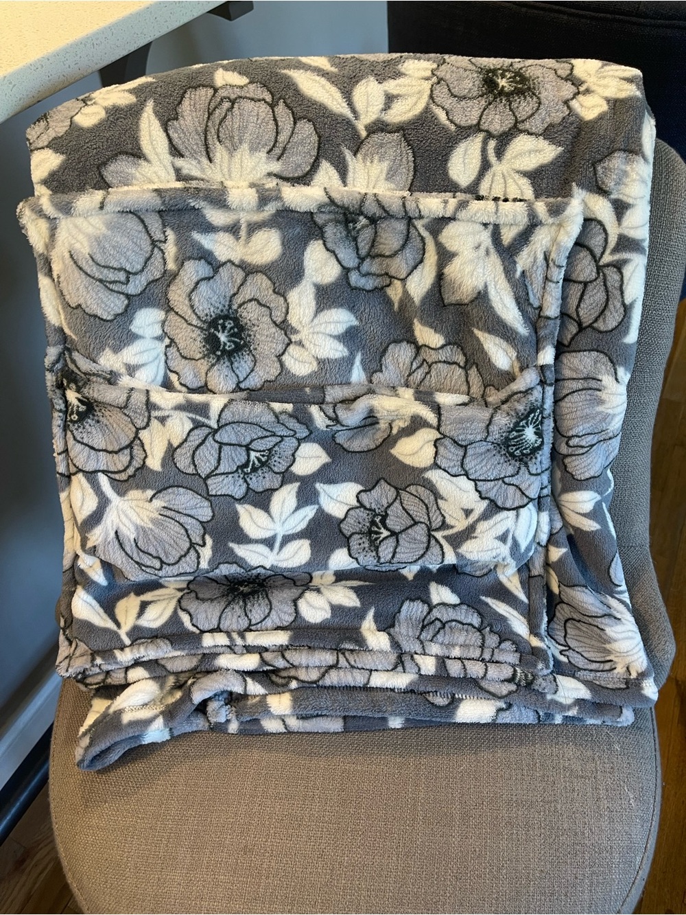 NWT Vera Bradley Grey and White Floral Travel Blanket